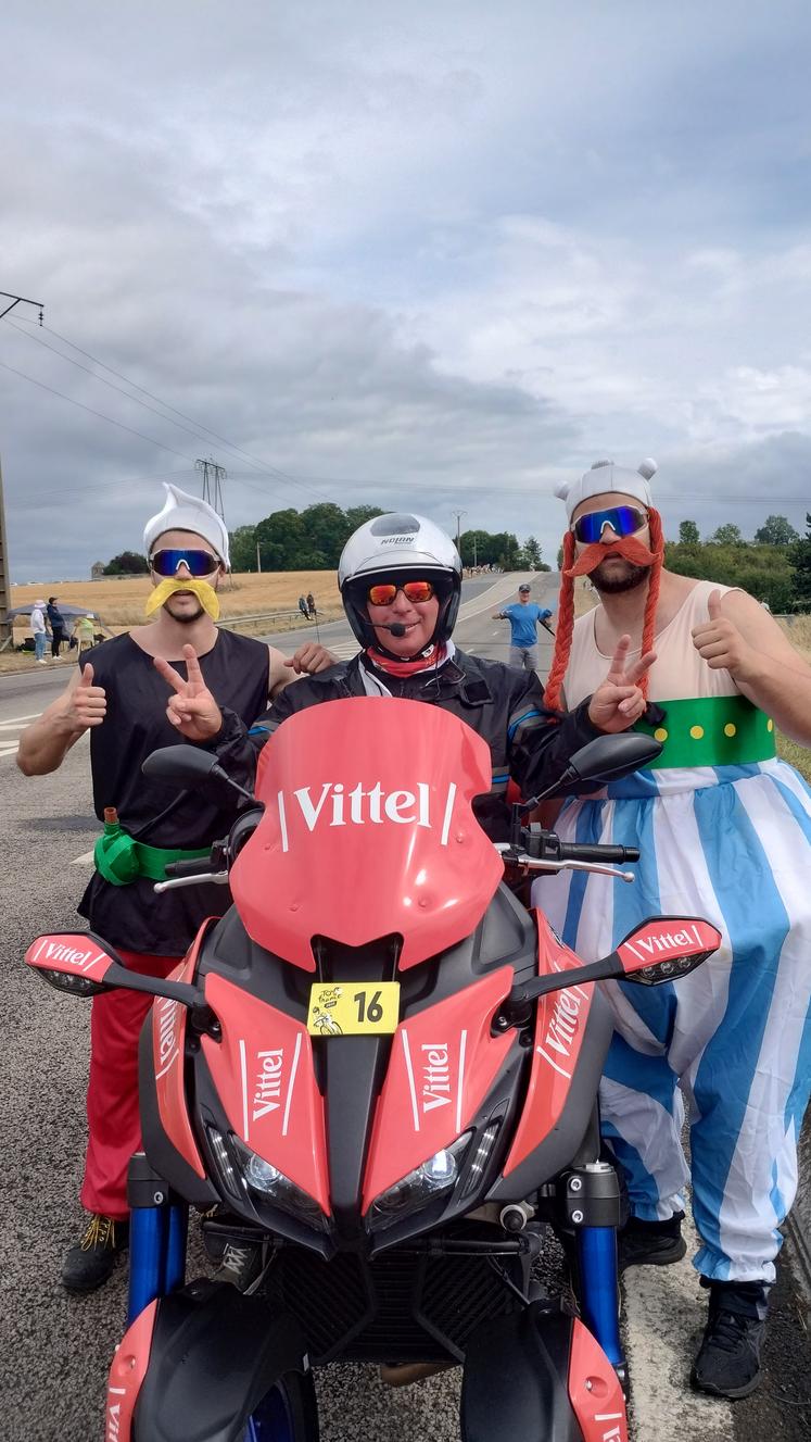 Benoît Legrix (au centre) est tombé dans la marmite du cyclisme à l'adolescence. Depuis il a troqué son deux-roues pour la moto qui ravitaille le Tour de France.