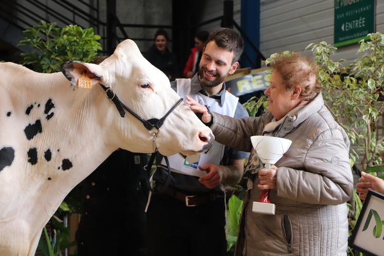 La municipalité de Vire était ravie de remettre le trophée à PLK Plusbelle du Gaec Christal (Eure).