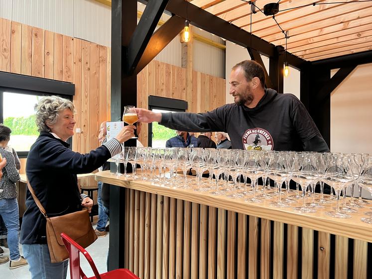 Bières blanches ou brunes ont été dégustées par les participants à l'inauguration.