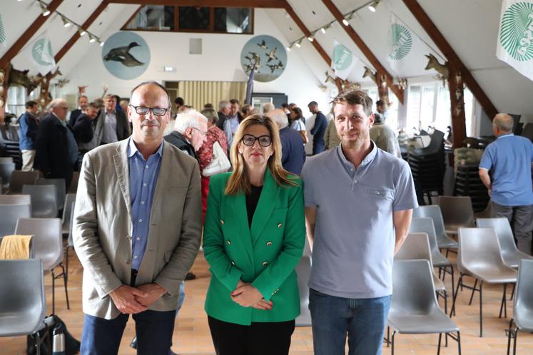 "On a la sensation d'être la variable d'ajustements", évoque Guillaume Férey (à droite) devant Stéphanie Yon-Courtin, eurodéputée et Xavier Hay, président de la FDSEA 14.