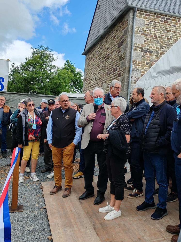 Si les représentants de l'État n'ont pu être présents à l'inauguration en raison de la période de réserve pendant la campagne électorale des législatives, de nombreux partenaires étaient présents autour de Gérard Bamas, président de la Fédération des chasseurs de la Manche.