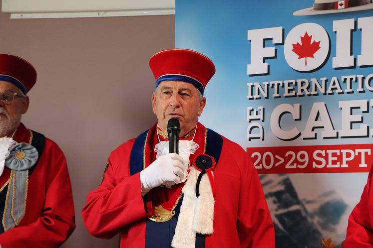 Jacques Lelandais, de la confrérie de la Tripière d'or et ancien maire d'Hermanville-sur-Mer, se réjouit "de voir nos amis agriculteurs présents avec nous. C'est grâce à vous que l'on peut cuisiner de si belles viandes".