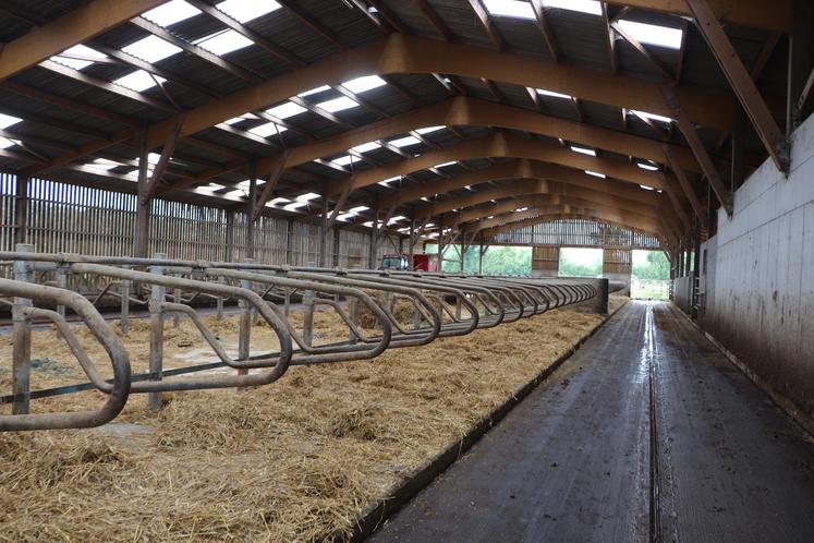 Le Gaec a investi dans un tout nouveau bâtiment et une salle de traite (2x10) repensée pour gagner en confort de travail et privilégier le bien-être animal. Un gros projet qu'ils ne regrettent pas !