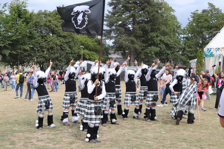 Drôles de moutons... Une interprétation originale de l'animal, perçu par la Brigade Javotte, compagnie de théâtre.