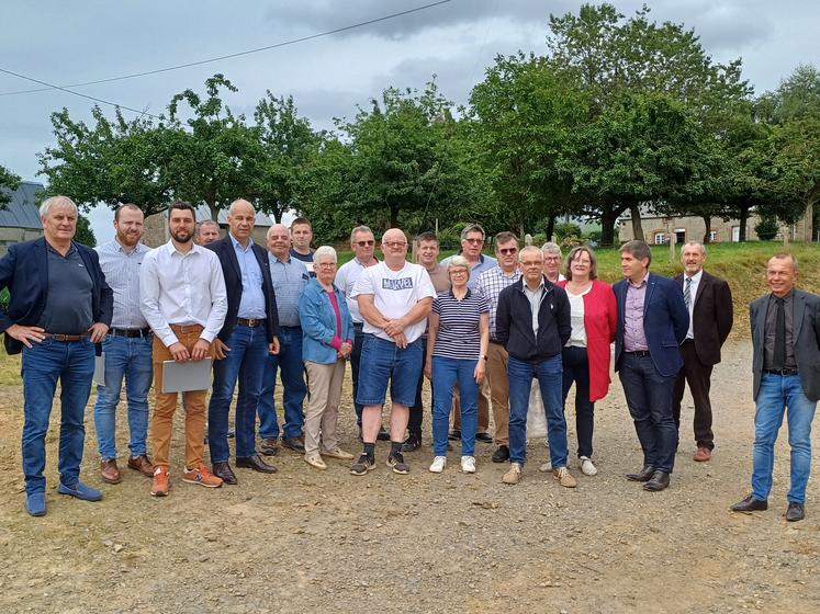 Responsables agricoles et services de l'État avaient rendez-vous chez Philippe Denis (au centre).