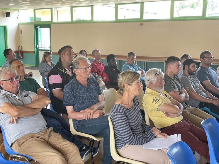 Élus, agriculteurs et acteurs de la filière bois étaient réunis le 26 juin à Hudimesnil pour partager la volonté de créer une filière bois énergie bocager.