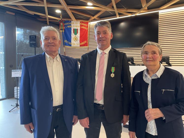 Jean-Michel Hamel, entouré de ses parents, Michel et Thérèse qui lui ont transmis la passion de l'agriculture et de l'engagement.