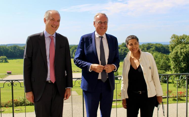 Sébastien Jallet, préfet ; Christophe de Balorre, président du département ; Alyne Louisy-Louis, vice-présidente de la Région, ont accueilli l'équipe.