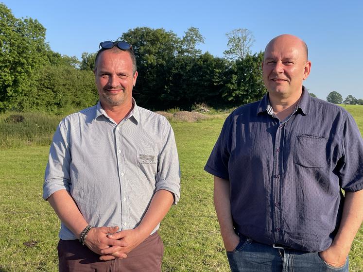 Ludovic Blin (à droite), président de la section lait de la FDSEA et 1er vice-président de la FNPL, accueillait Samuel Bulot, en charge du dossier du bio à la FNPL, dans la Manche le 25 juin.