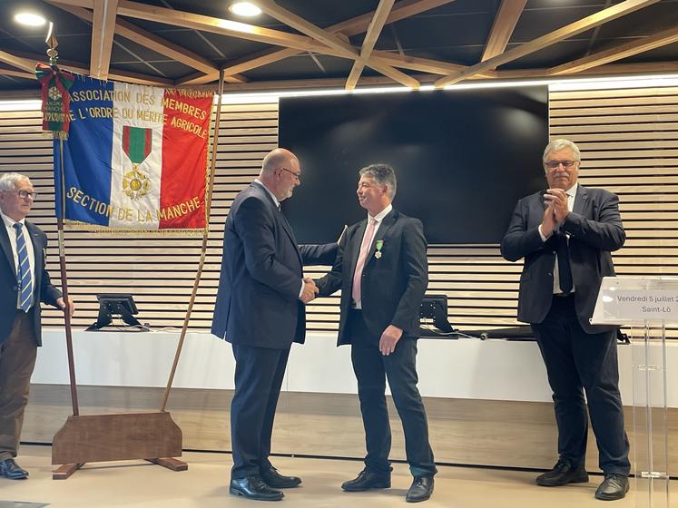 Stéphane Travert a remis les insignes de chevalier du Mérite agricole à Jean-Michel Hamel en présence de Guy Tesnière, président de l'Amoma et Pascal Férey, président de la Chambre d'agriculture de la Manche.