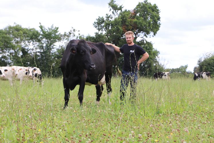 "Je voulais un lait avec une éthique, je ne me voyais pas travailler autrement qu'en bio", admet Romain Maroquesne éleveur laitier près de Caen.