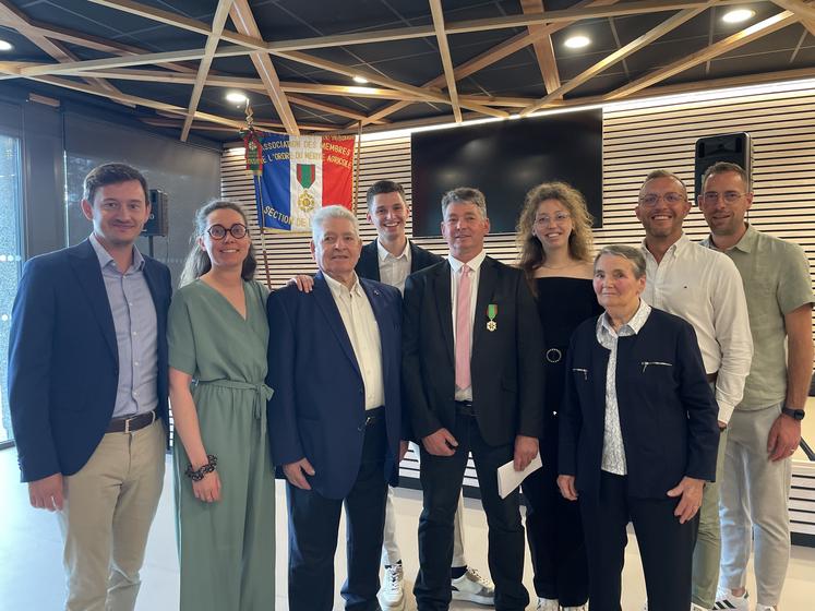 C'est en famille que le nouveau décoré a partagé ce moment : Martin, Pauline, Michel, Camille, Anaïs, Thérèse, Maxime et Jérémy.