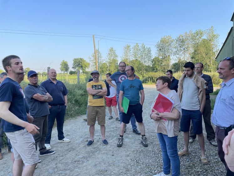 Hervé Oudin a accueilli la section lait de la FDSEA sur son exploitation située au Mesnil-Garnier.