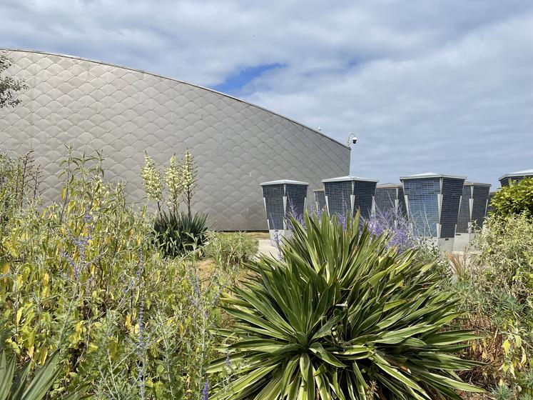 Le Centre Juno beach rend hommage aux 45 000 Canadiens morts pendant la Seconde Guerre mondiale. Le musée est partenaire de la Foire de Caen. Il a accueilli quinze vétérans pendant les récentes commémorations.