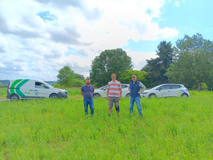 Johann Barthélémy (Coopérative de Creully), David Delbecque (Can) et Pascal Bisson (Littoral normand) procèdent aux mesures d'essais le 4 juillet.