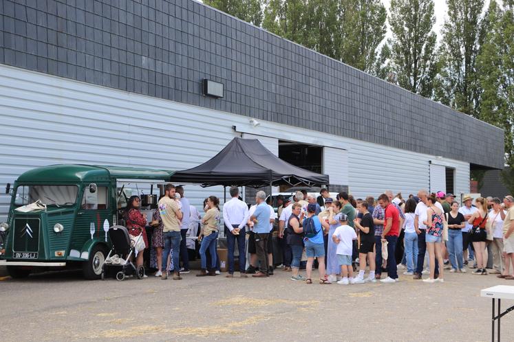 Sur le coup de midi, la foule s'est amassée près du foodtruck pour déguster un déjeuner convivial, dans les allées de l'hippodrome, à la recherche d'un peu d'ombre. Plus de 600 repas ont été servis.