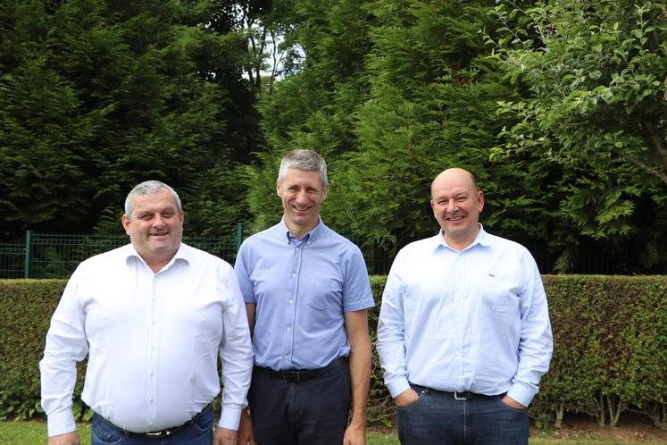 Pascal Le Brun, éleveur laitier dans le Calvados, fraîchement élu président du Cniel, entouré de Stéphane Joandel, secrétaire général de la FNPL et Ludovic Blin, président de la section lait de la FRSEA et vice-président de la FNPL.