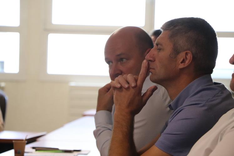 En Gaec avec son fils, Pascal Le Brun produit 1,2 million de litres de lait. Il emploie trois salariés et un apprenti. Il est également vice-président d'Agrial et président de la branche lait de la coopérative.