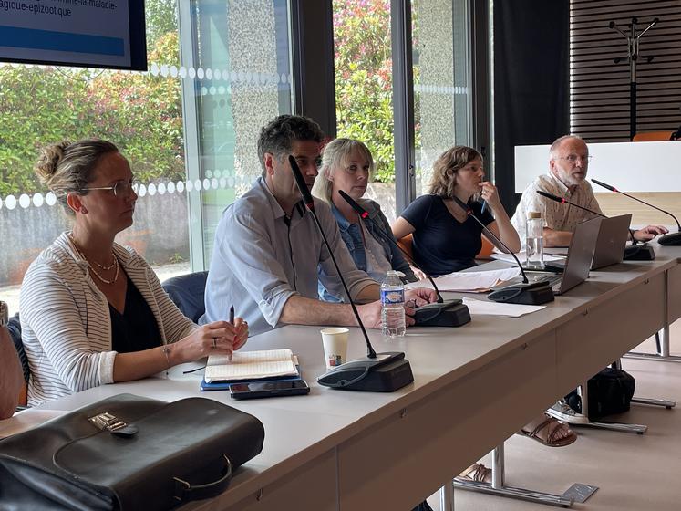 Nadège Mahé, Thierry Hulmer, Stéphanie Lebranchu, directrice du GDS, Camille Le Moins, chef du service santé et protection animales à la DDPP et Patrice Pillet, son adjoint.