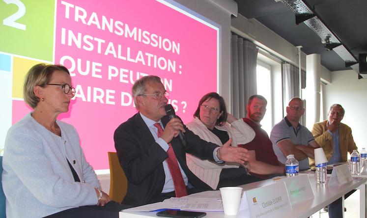 "Transmission-installation, que peut-on faire de plus ?" Tel était le thème de la table ronde à laquelle participaient Clotilde Eudier (vice-présidente de la Région Normandie), Emmanuel Hyest (président de la Safer de Normandie), Anne-Marie Denis (présidente de la FRSEA Normandie), Emmanuel Roch (président de JA Normandie), Guillaume Larchevêque (Chambre d'agriculture Normandie) et Bruno du Mesnildot (Propriété privée 50).