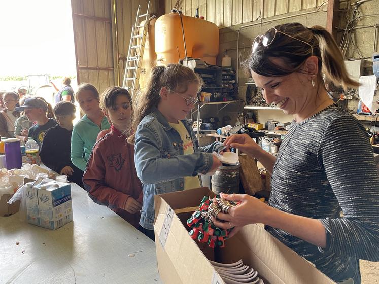 À l'issue de chaque visite, un goûter est proposé aux jeunes grâce à la participation des différentes laiteries. L'occasion de bien comprendre le circuit du produit, de la fourche à la fourchette. Sans oublier casquettes et porte-clés.