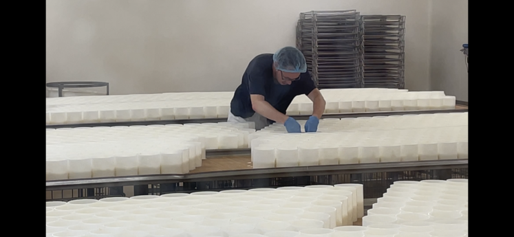 Tous le processus de fabrication du camembert est fait à la main par sept salariés.