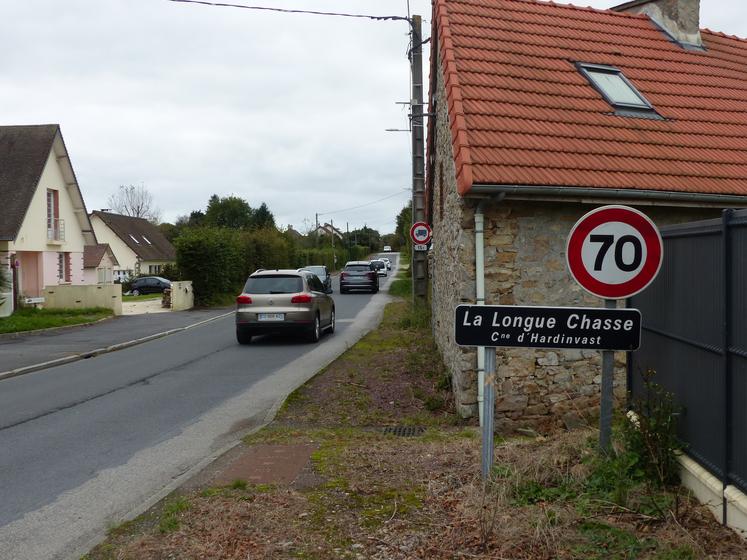 La Longue Chasse (de Tollevast à Martinvast) est une des routes qui fait office, de fait, de contournement de Cherbourg-en-Cotentin. Elle reste un point important dans le projet.