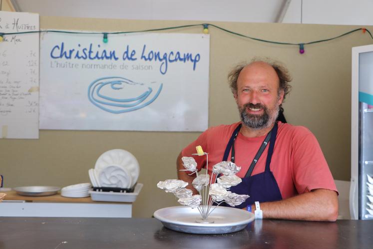 "En ce moment, mes huîtres commencent à être laiteuses", remarque Christian de Longcamp, ostréiculteur dans la Manche et habitué du rendez-vous depuis dix ans.