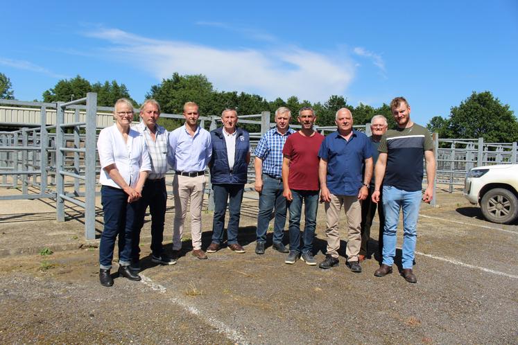 Les membres du bureau de la Sicamon avec, notamment, la relève : Nicolas Séchet, 31 ans, éleveur bovins et ovins dans l'Orne (à droite), président et Louis Cherville, 21 ans, éleveur bovins et ovins en Seine-Maritime (troisième à gauche).