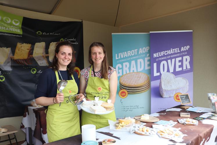 "Nous représentons des produits de terroir et nous sommes sur un festival emblématique de Normandie. Les deux vont bien ensemble", concède Marie Leroy (à droite), animatrice à l'Association des fromages AOP normands.