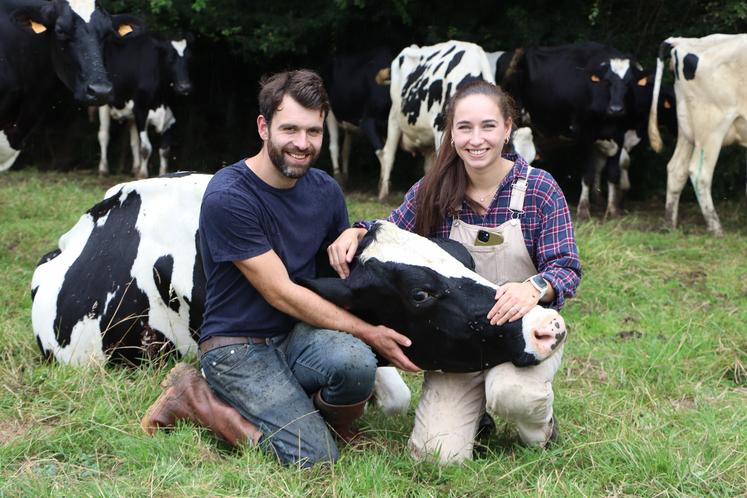 Thomas Pelcat (31 ans) et Léa Cottebrune (25 ans) posent avec PLK Angie, l'une de leurs chouchoutes parmi les 130 vaches laitières de la ferme familiale, située à Saint-Vincent-du-Boulay, dans l'Eure.