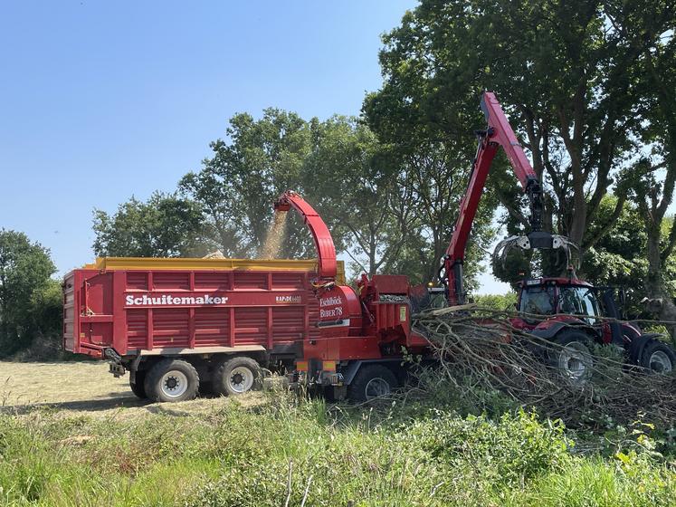 En visitant le chantier de déchiquetage sur l'exploitation de Patrice Clérault, à Hudimesnil, les éléments concernant la prestation, le coût, le matériel, l'organisation du chantier ont été évoqués.