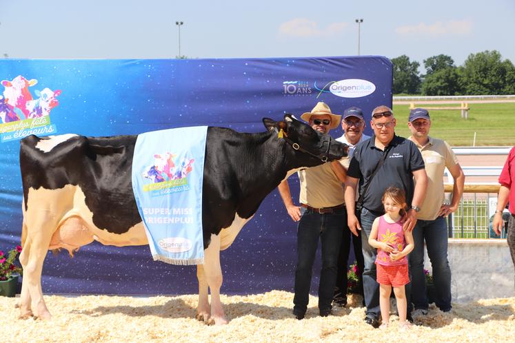 La miss Prim'Holstein, Olympiade de la SCEA de la Jugletière (61), a aussi été sacrée grande championne du concours.