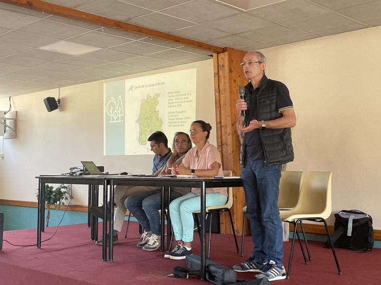 Eddy Cléran, conseiller bocage à la Chambre d'agriculture Normandie, a fait le point sur l'état de la ressource sur le territoire de Granville Terre et Mer, aux côtés d'Arnaud Bontemps, responsable du service Gemapi à GTM, Didier Leguélinel et Nadège Mahé.