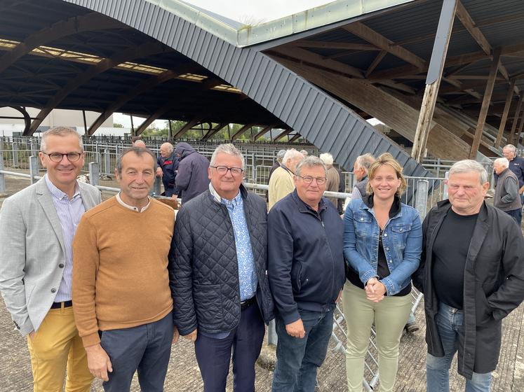 Jean-Claude Colombel (au centre), président de la Communauté de communes de la Baie du Cotentin, entouré de Gilbert Michel, son vice-président en charge des marchés, et Bruno Debray, président de la FMBV.