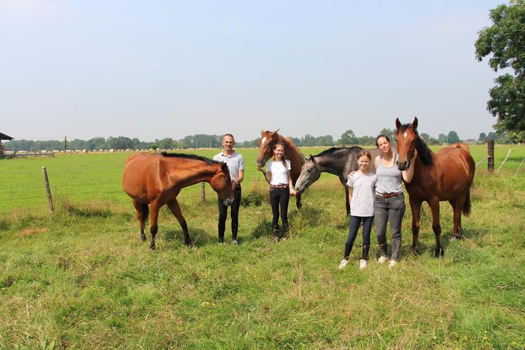 François-Xavier, Jeanne, Louison et Marianne pratiquent tous les quatre l'équitation. Les deux filles en feront leur métier seulement si elles en manifestent l'envie. En attendant elles aident à entraîner les chevaux de leur père.