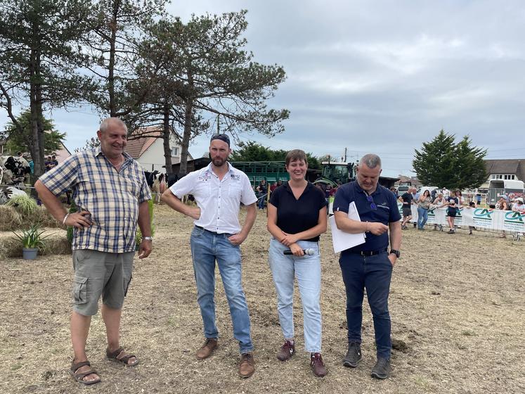 Gilles Bonnissent, juge en Prim'Holstein et Valentin Lequertier, juge en Normande aux côtés des deux animateurs de Littoral Normand, Jill Garçon-Legall et Michel Prourtier.