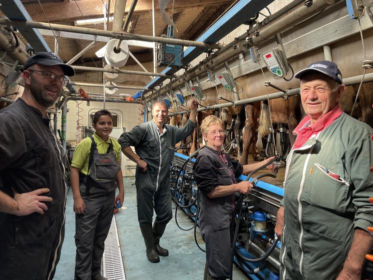 David, Gabriel, Laurent, Régine et Jean-Pierre Cahorel sur la ferme du Bienheureux à La Rochelle-Normande, ouvrent leurs portes le 11 août pour marquer les 100 ans de la famille. 