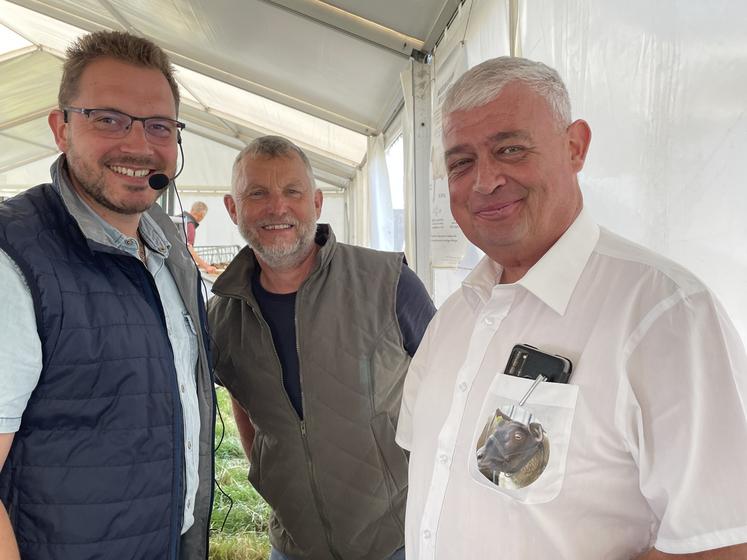 Samuel Binet (au centre), président d'Oscar a assisté pour la première fois à la vente de béliers Roussin de la Hague, dont l'association est présidée par Loris Vallée, et la vente animée par Jérôme Leboucher.