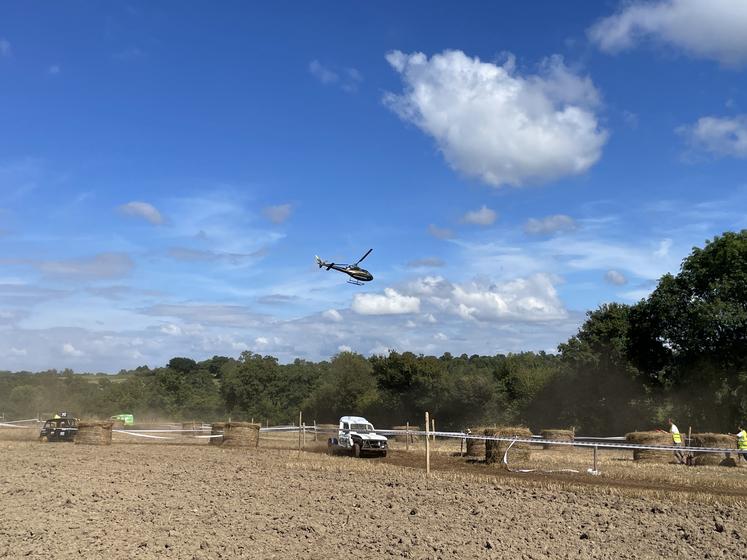 L'hélicoptère a survolé à plusieurs reprises les épreuves de 4L Cross.