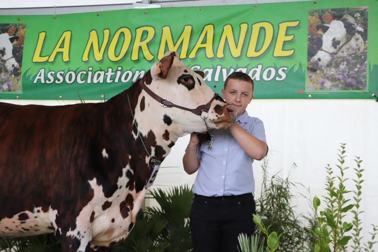 Quentin Lereverend et Uguette (Ferme des Patis) ont remporté le 1er prix technique du concours jeunes présentateurs, après avoir brillé lors de la section 10-14 ans. Son "harmonie avec l'animal" a été saluée.