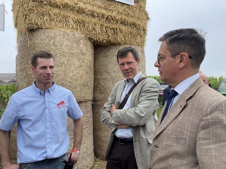 Arrivé en fin de matinée, le préfet de la Manche, Xavier Brunetière, et le directeur de la DDTM, Guillaume Barron, ont été accueillis par Luc Chardine, président des JA.