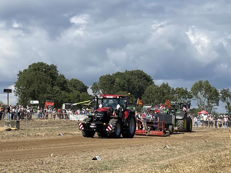 Le public reste toujours autour des épreuves de tracteur force.