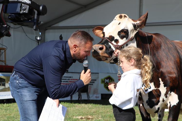 Vincent Lecoq de Littoral Normand a une fois de plus joué les animateurs. Sur le ring, il interroge ici Gwenn de la ferme des P'tites Normandes, laquelle a remporté le prix du grand public du concours jeunes présentateurs.