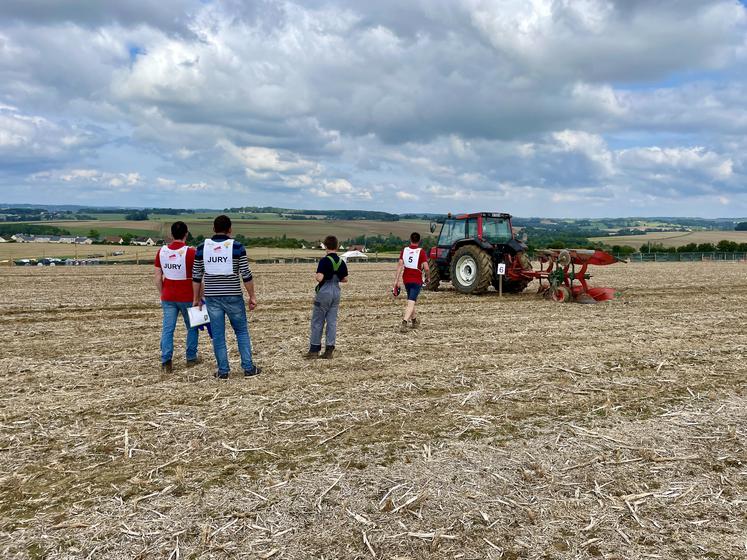 Cette année, le concours de labour a réuni sept participants face au paysage vallonné percheron et au clocher de Saint-Hilaire-le-Châtel. Le grand gagnant est Paul Gaultier, 16 ans !