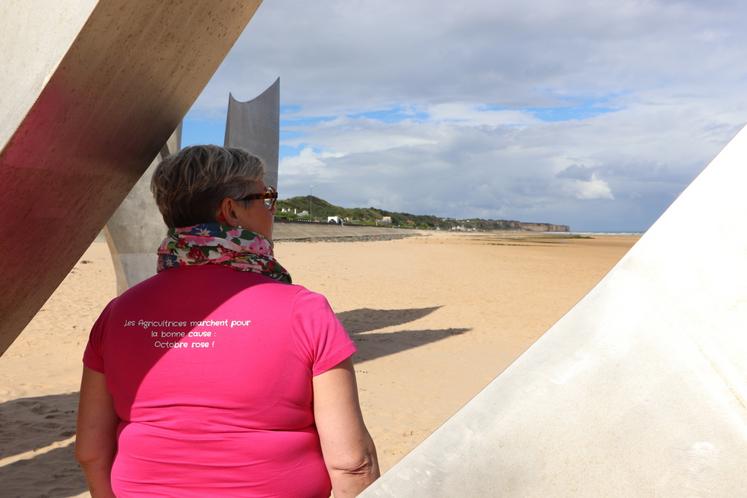 Nathalie Lepelletier est en pleins préparatifs en cette mi-septembre. Juste le temps d'un arrêt sur la plage de Vierville-sur-Mer, lieu hautement symbolique du Débarquement en Normandie. La marche rose mêle l'Histoire et la solidarité. Un beau clin d'œil au lendemain des commémorations du 80e anniversaire du D-Day. "Sans la collaboration avec Vierville-sur-Mer - qui nous prête la salle gracieusement - Saint-Laurent-sur-Mer et Colleville-sur-Mer (dont la structure Eolia), nous ne pourrions pas le ...