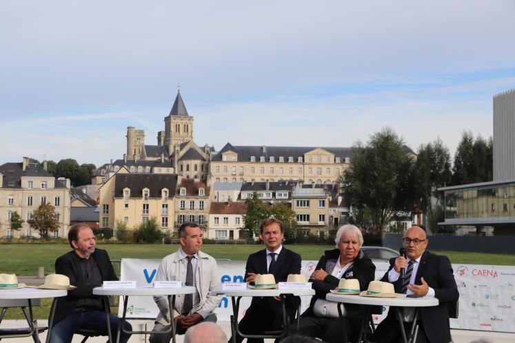 Jean-Yves Heurtin, président de la Chambre d'agriculture du Calvados ; Clément Lebrun, président de Vachement Caen ; Aristide Olivier, maire de Caen ; Bruno François, conseiller départemental ; Marc Millet, conseiller régional, ont présenté vendredi 6 septembre le cru 2024.