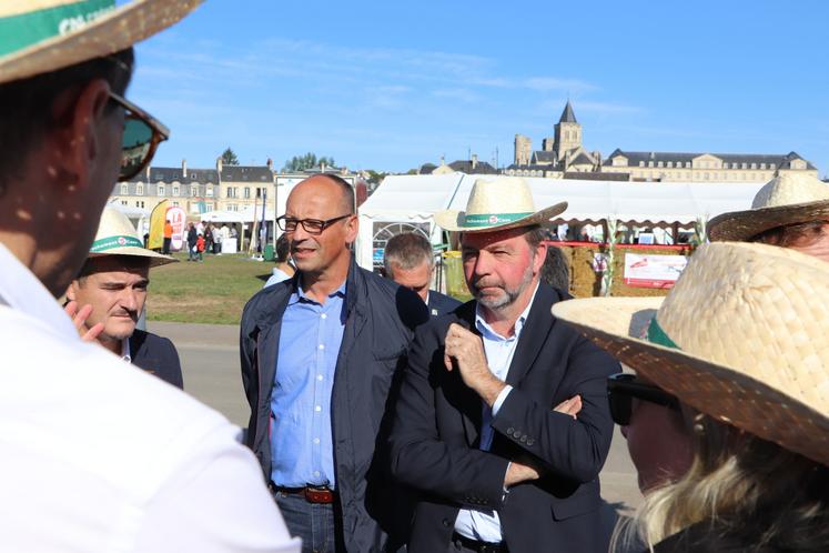 Xavier Hay, président de la FDSEA du Calvados, et Jean-Yves Heurtin, président de la Chambre d'agriculture du Calvados, ont échangé avec les élus lors de la visite officielle.