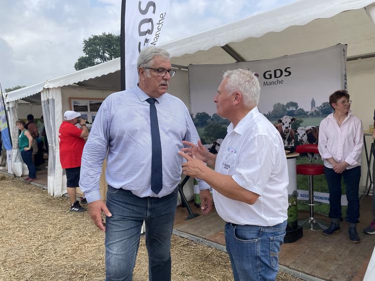 Pascal Férey, président de la Chambre d'agriculture de la Manche et Hervé Marie, président du GDS font le point sur la situation sanitaire de la Manche.