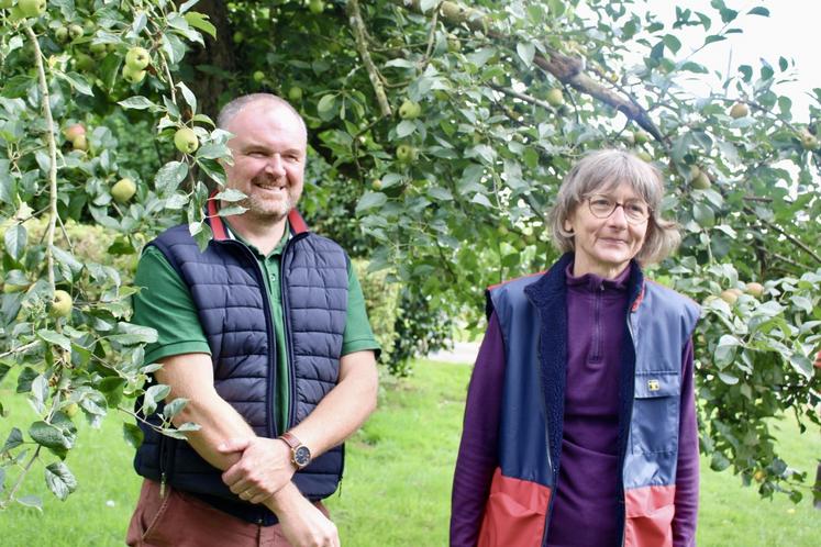 L'exploitation cidricole Bagnoles de Pom, à Bagnoles de l'Orne, menée par Ludovic Dubreuil et Marie-Hélène Brard, amis de longue date, est à la recherche d'une personne pour remplacer cette dernière, bientôt à la retraite.